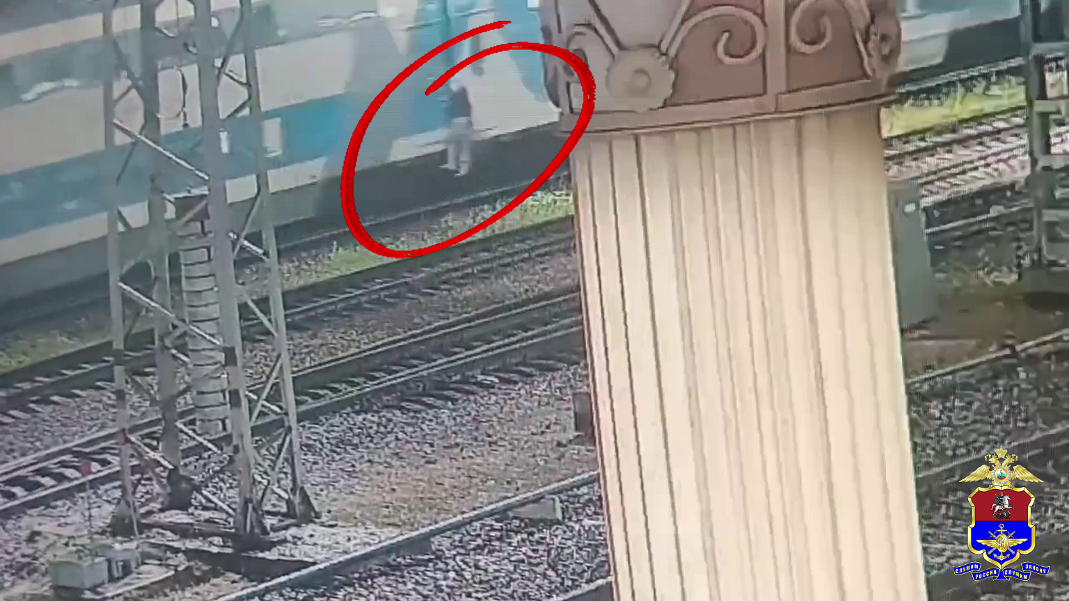 Транспортная полиция в Бологом поймала школьника-зацепера, который ехал снаружи скоростного поезда