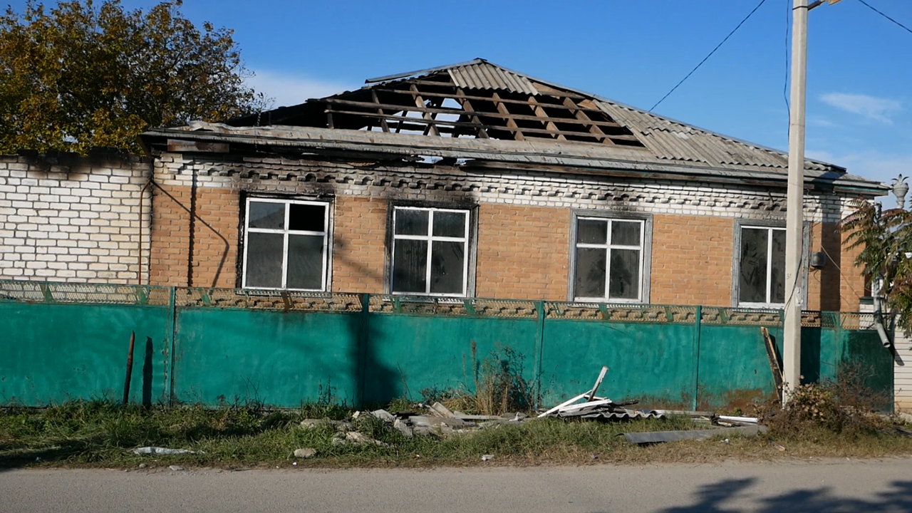 В Карачаево-Черкесии полицейские спасли из охваченного пламенем дома мужчину