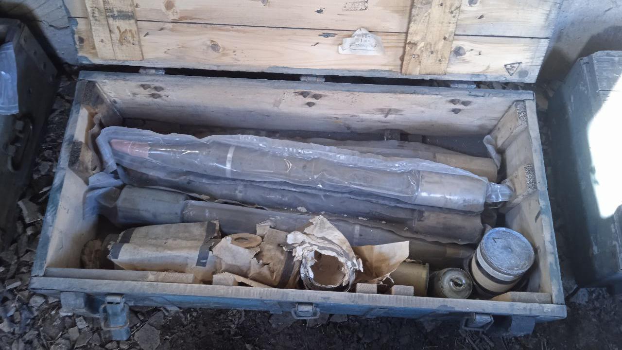 Полицейские обнаружили тайник с боеприпасами на заброшенном складе в Херсонской области