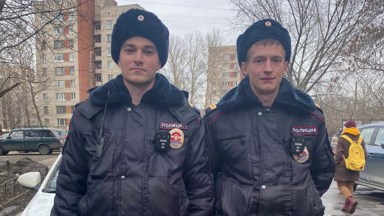 В Санкт-Петербурге полицейские спасли гражданина, намеревавшегося спрыгнуть с крыши пятиэтажки