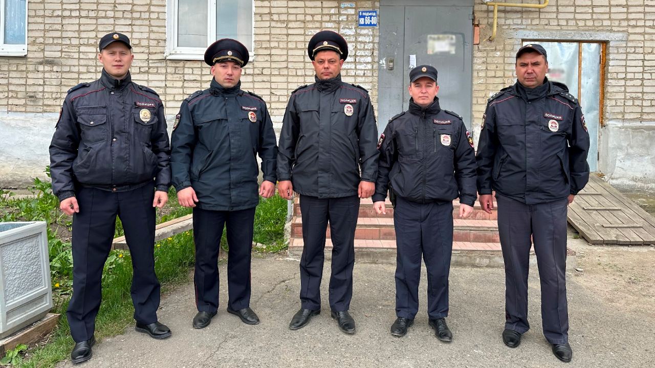В Свердловской области полицейские помогли спасти пожилого мужчину из горящей квартиры