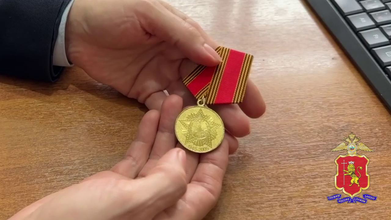 Во Владимире полицейские вернули внуку участника Великой Отечественной войны похищенную медаль деда