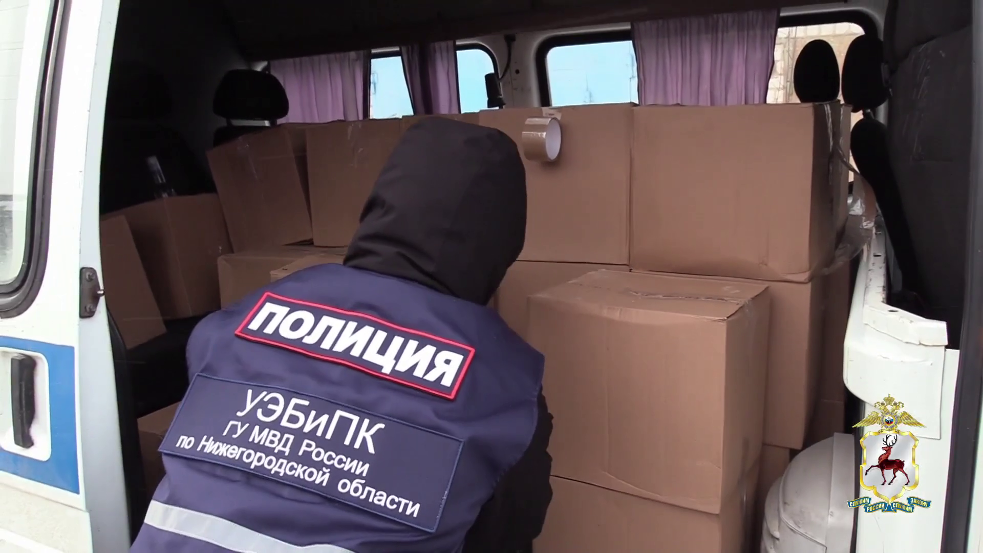 Нижегородские полицейские выявили в гаражном кооперативе в Боре склады немаркированного алкоголя