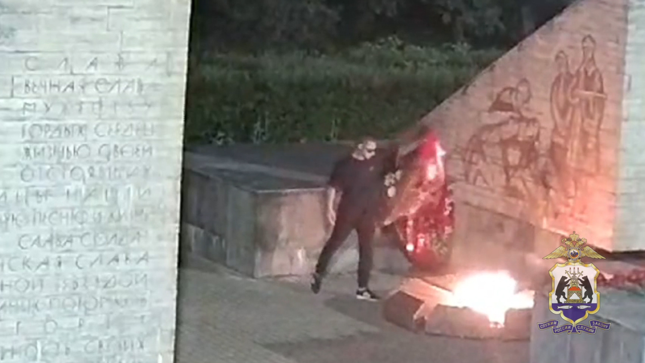 Новгородские полицейские задержали мужчину, повредившего в Старой Руссе воинский мемориал