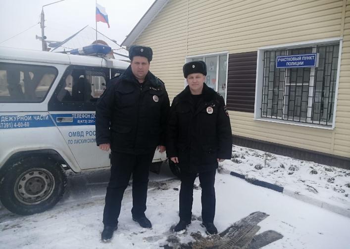 В Воронежской области сотрудники полиции предотвратили пожар в ветхом деревянном доме
