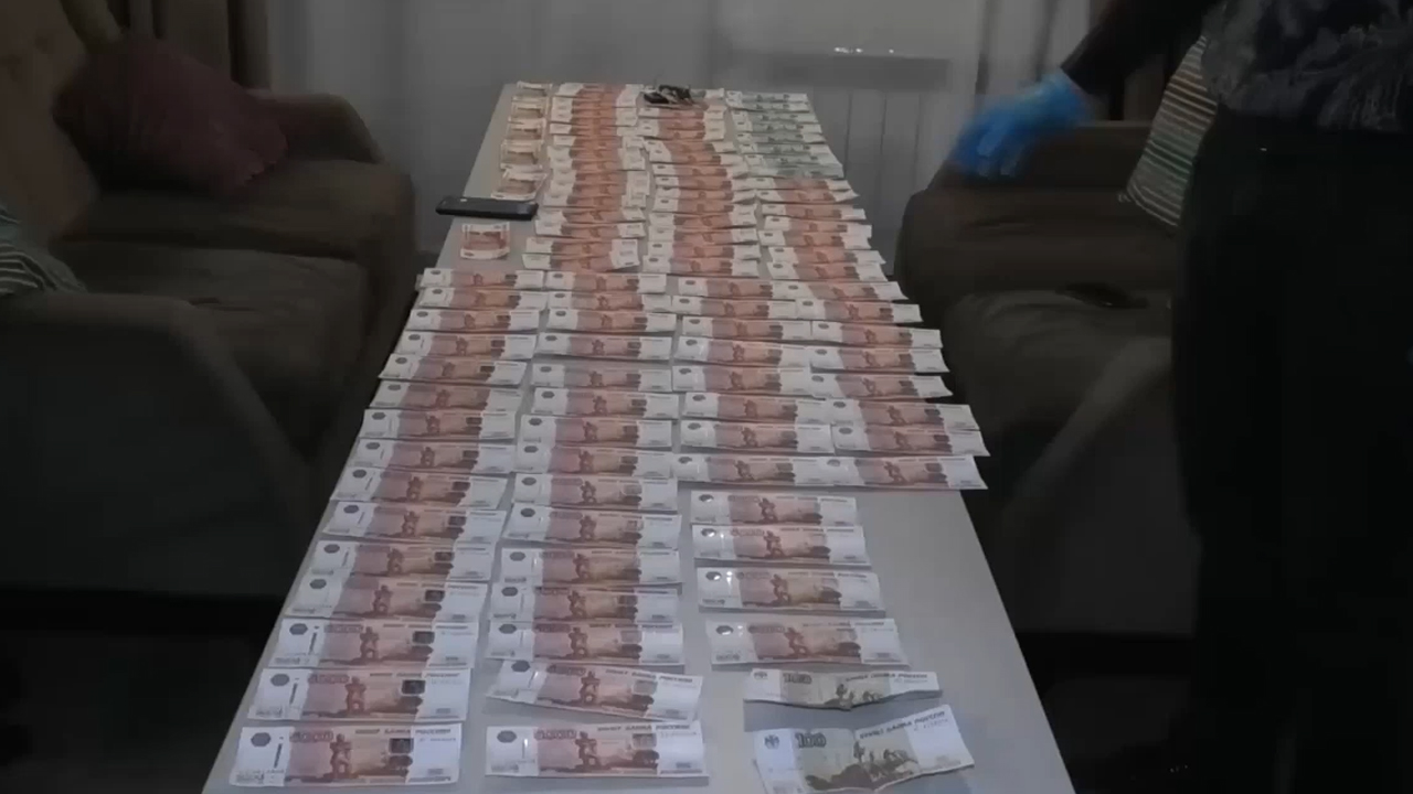 В Иркутске полицейскими задержаны мужчины, вымогавшие у бизнесмена 900 тысяч рублей