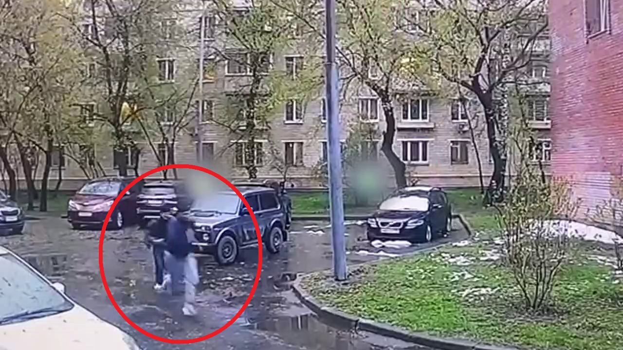 В Москве полицейскими с поличным задержан юноша, учинивший уличный разбой ради хищения 3,8 млн рублей