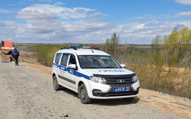 В Тюменской области сотрудники полиции несут службу в зоне подтопления