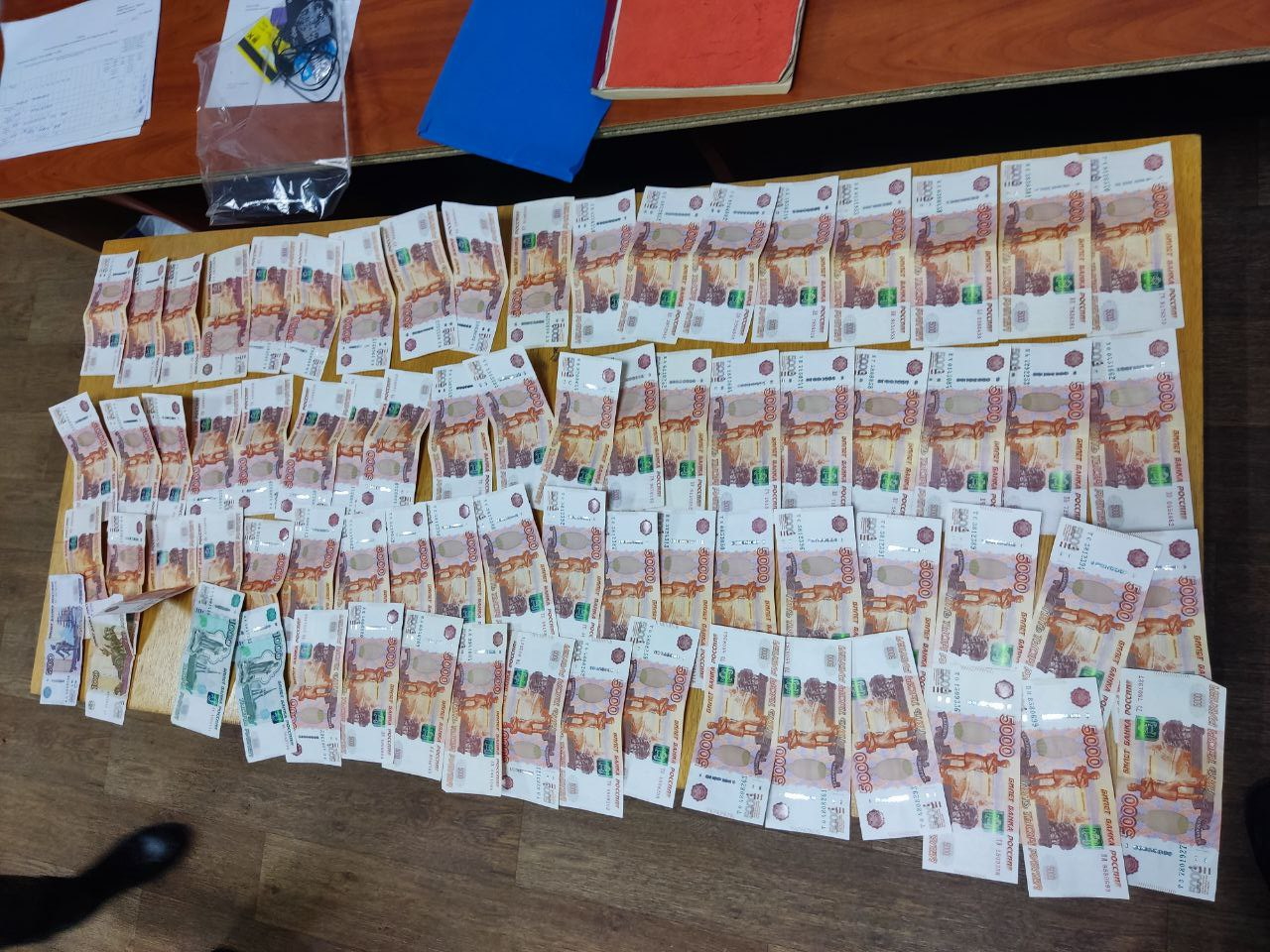 Полицией Брянска задержаны сообщники аферистов, у них изъята половина похищенных у пенсионеров денег