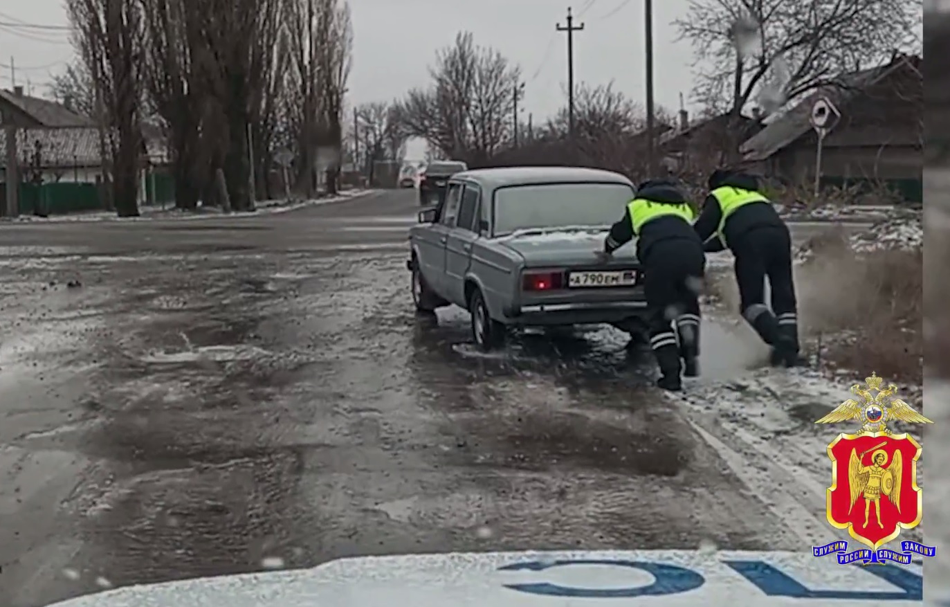 Сотрудники ГИБДД Донецкой Народной Республики помогают гражданам в сложных погодных условиях