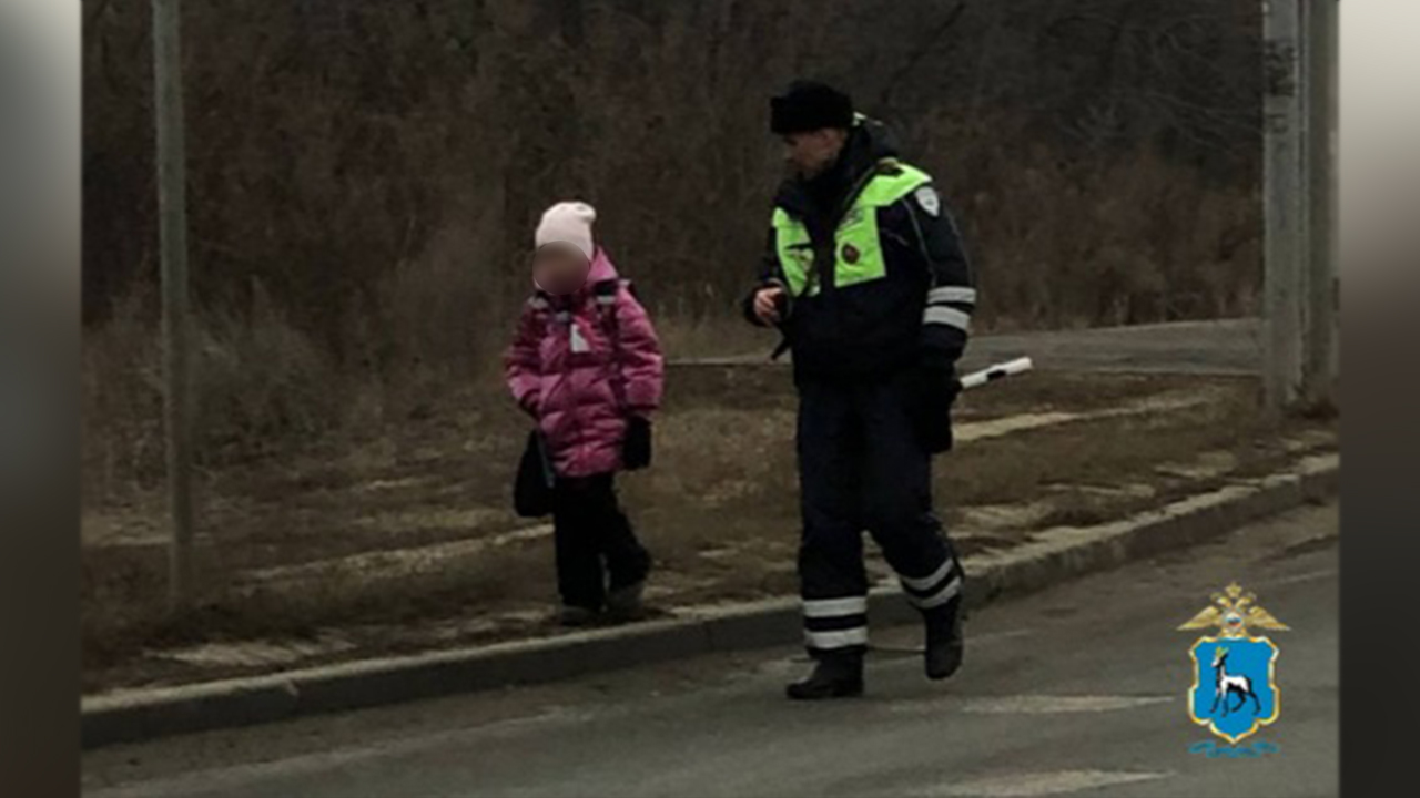 В Самарской области полицейские помогли первокласснице добраться домой в зимний холод