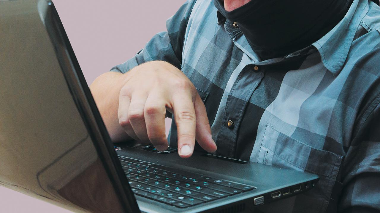 Кировский хакер, уличённый полицейскими в серии IT-мошенничеств, похитил у 10 россиян 250 000 рублей