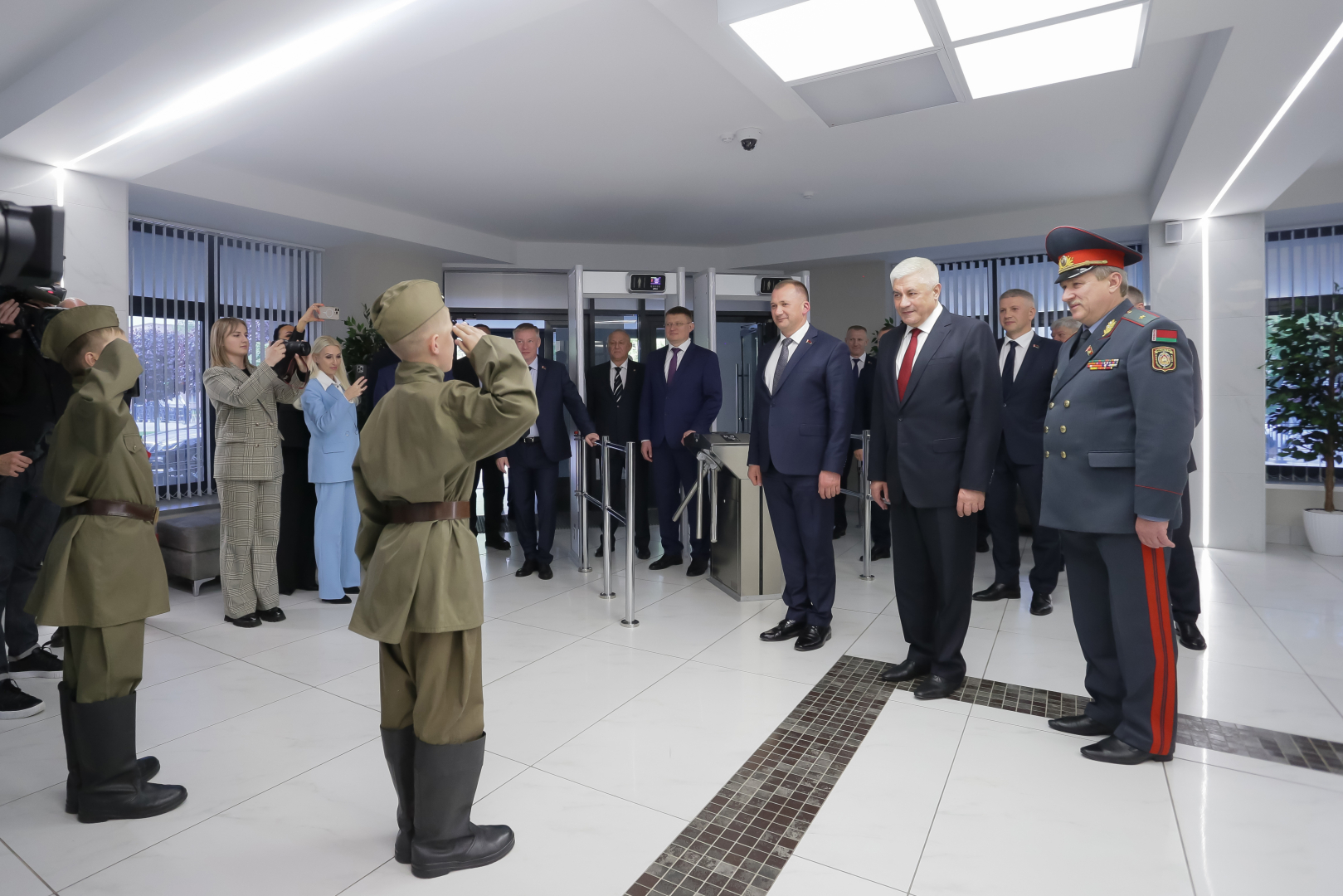 Владимир Колокольцев и Иван Кубраков посетили Могилевский специализированный лицей МВД Республики Беларусь