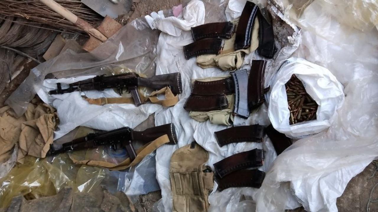 В Херсонской области полицейские обнаружили у жителя Скадовска автоматы, магазины к ним и патроны