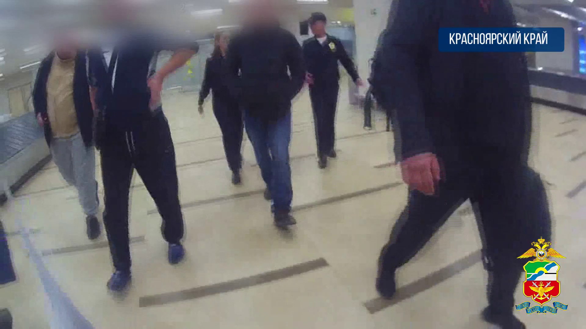 В аэропорту Красноярска летевший из Анадыря вахтовик задержан полицейскими за дебош на борту самолёта
