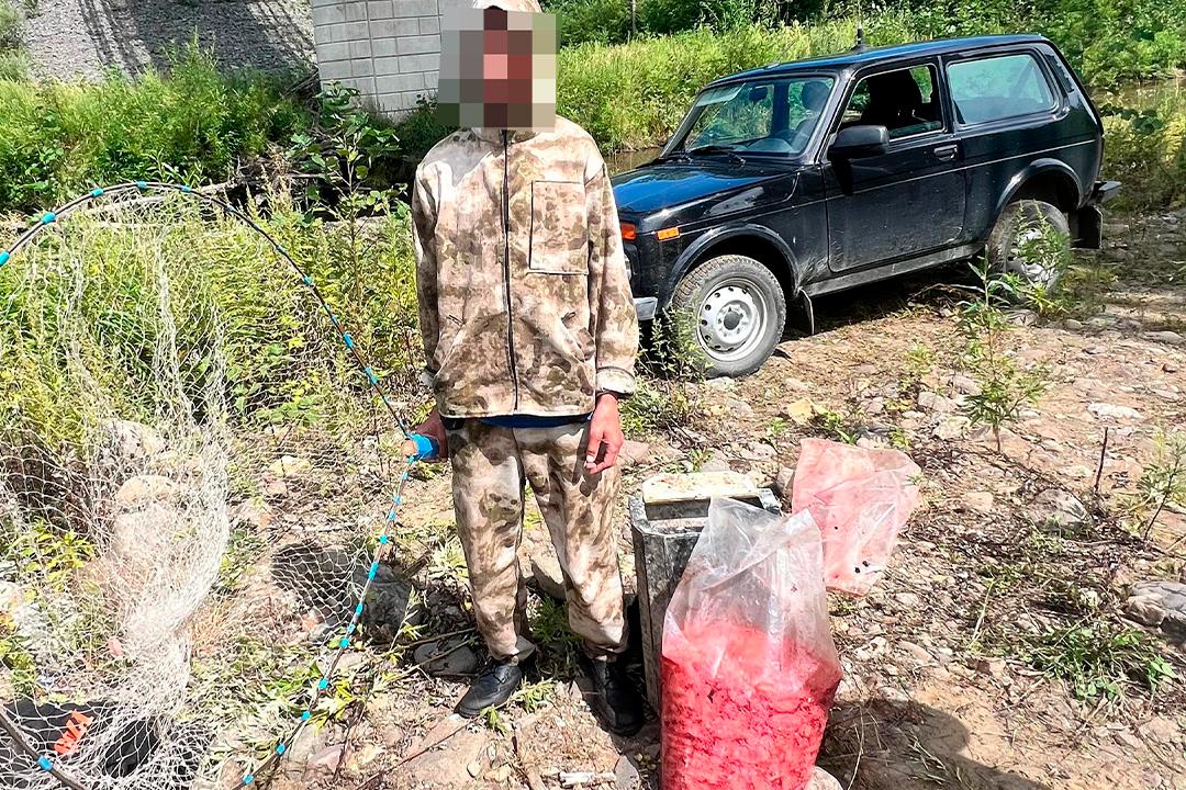 Полицией Сахалинской области задержан браконьер, добывший на реке Марковка более 24 кг красной икры