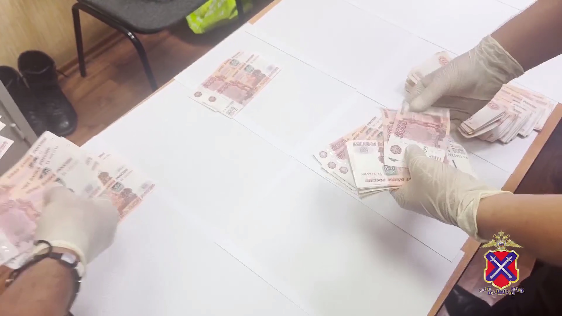 Полицейские Волгоградской и Астраханской областей пресекли сбыт 272 пятитысячных фальшивых купюр