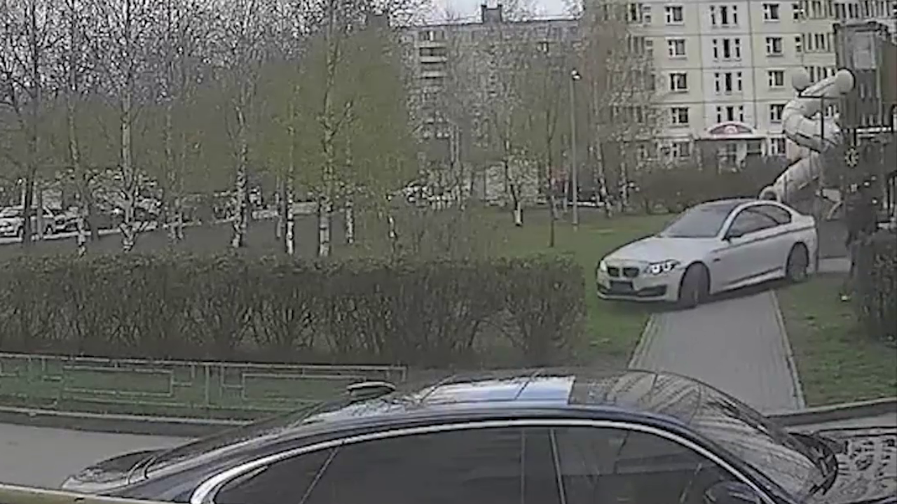 В подмосковных Мытищах к ответственности привлечён водитель иномарки, проехавший по детской площадке
