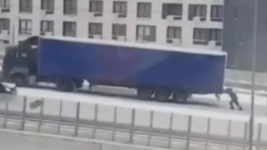 Инспектор ГИБДД пришел на помощь водителю фуры, который не смог заехать на эстакаду