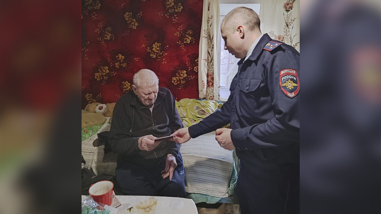Полицейские Херсонской области вручили российские паспорта маломобильным местным жителям