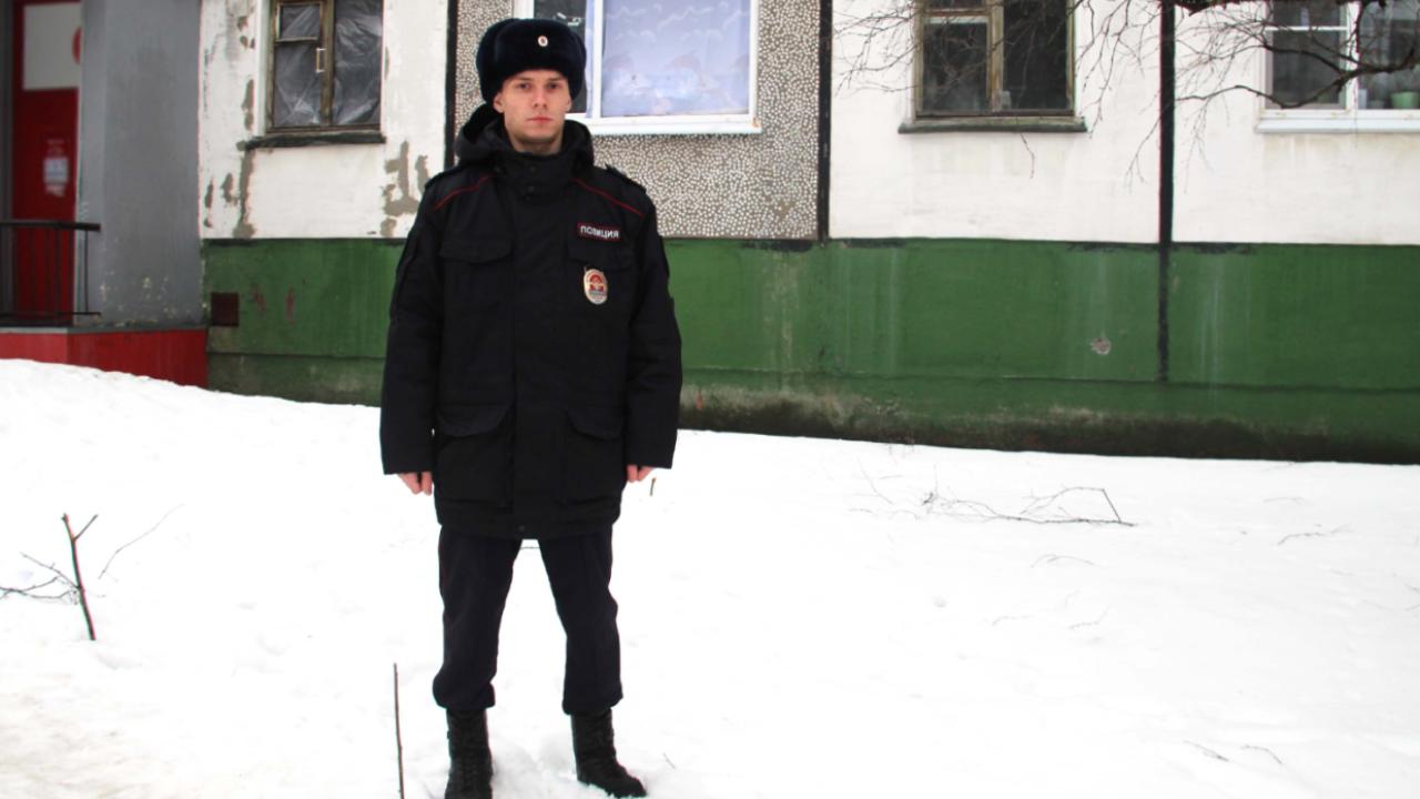 В Северодвинске сотрудники полиции и 17-летний юноша эвакуировали жильцов из горящей многоэтажки