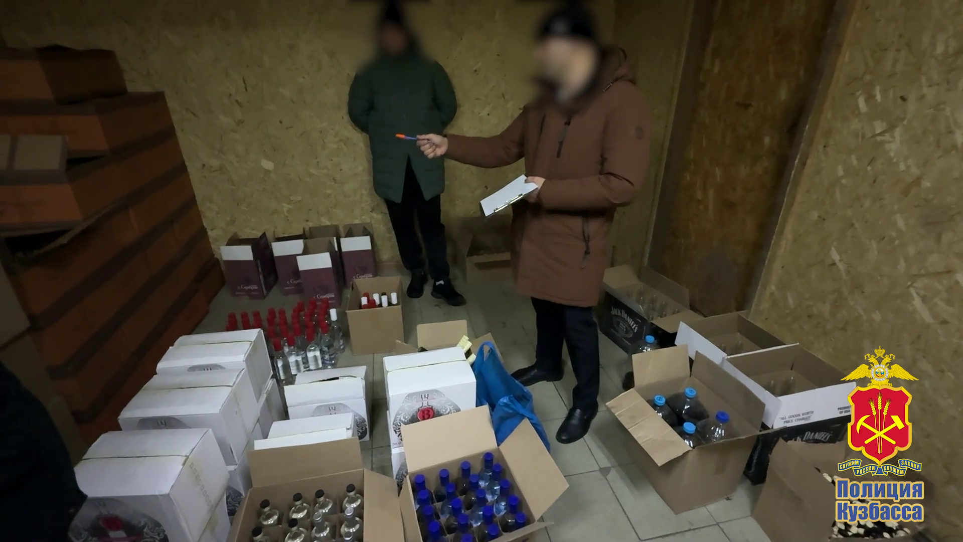 Бутлегер из Кузбасса стал фигурантом уголовного дела за торговлю изготовленным в гараже алкоголем