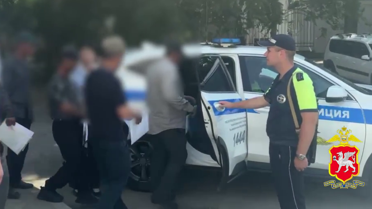 Полиция Крыма депортировала иностранных рабочих, публично оскорблявших российских военнослужащих
