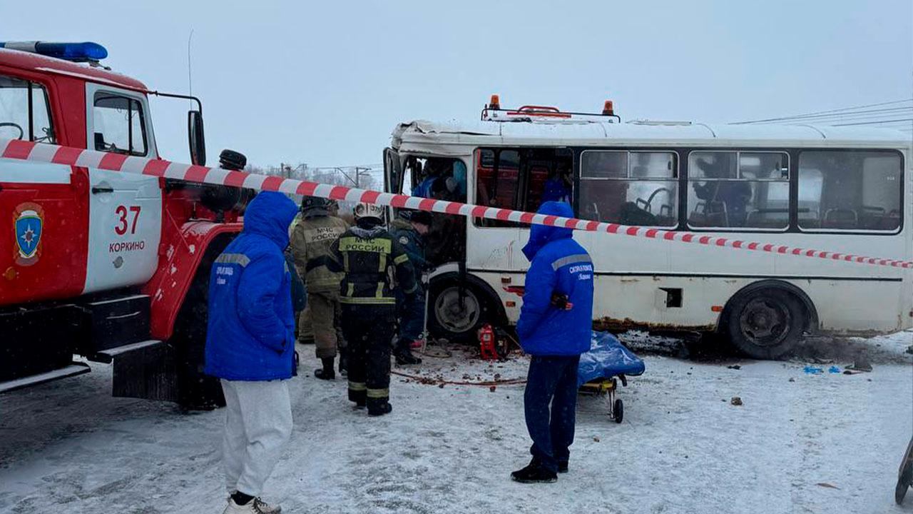В Челябинской области полицейские работают на месте дорожной аварии с участием рейсового автобуса