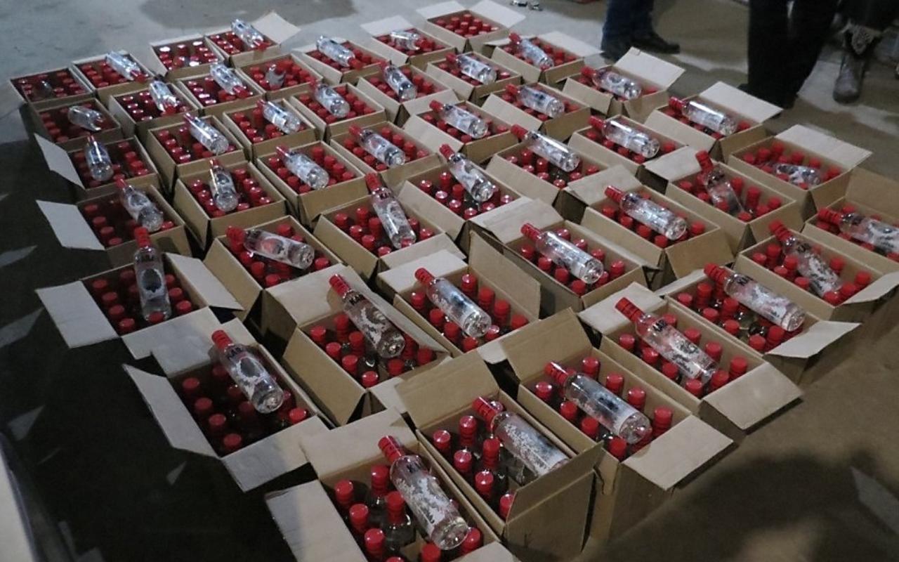 Свыше 9 тысяч бутылок немаркированного алкоголя и 1300 пачек сигарет без акцизов изъяла полиция ЯНАО
