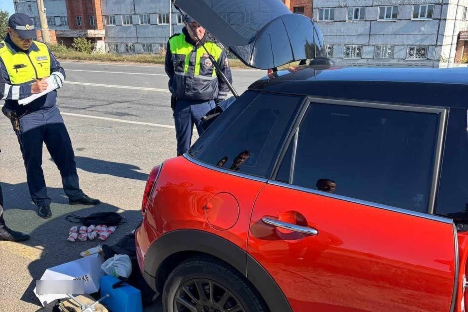 В Тольятти полицейские остановили Mini Cooper, в котором житель Подмосковья перевозил 5 кг мефедрона