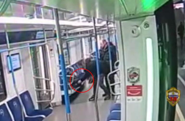 Полицейскими УВД на Московском метрополитене по горячим следам задержан подозреваемый в грабеже