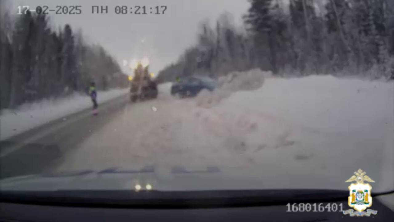 В Югре экипаж ДПС за одно дежурство помог выбраться из кювета двум водителям увязнувших в снегу иномарок
