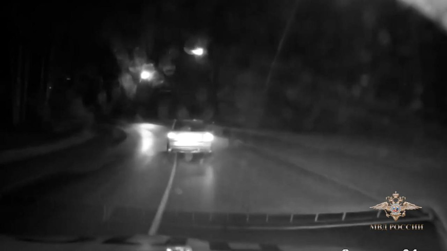 В Кемеровской области сотрудники полиции во время задержания лихача применили огнестрельное оружие