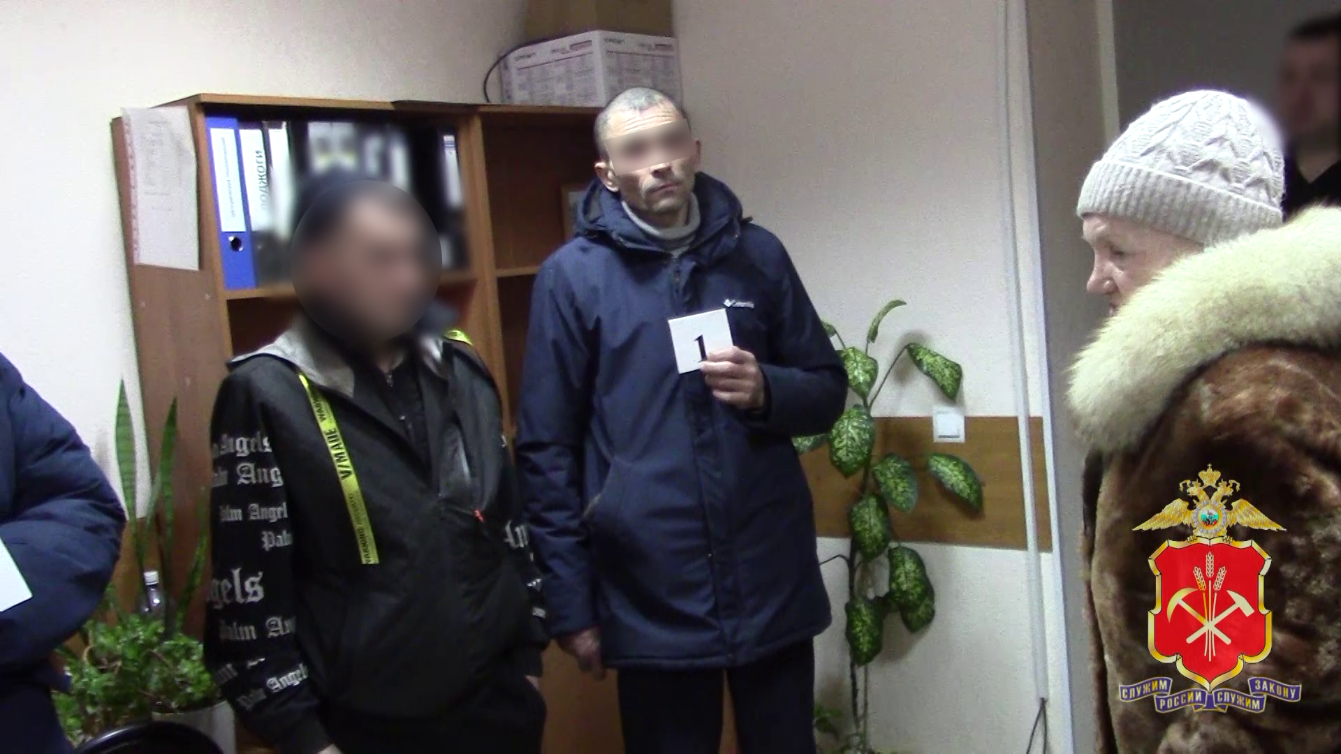Задержан житель Кемерова, который помог женщине донести сумки до дома, а потом сорвал с неё серьги