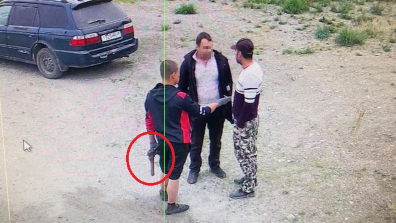 Полицейские Магадана задержали двух братьев за разбой с применением ножа и топора