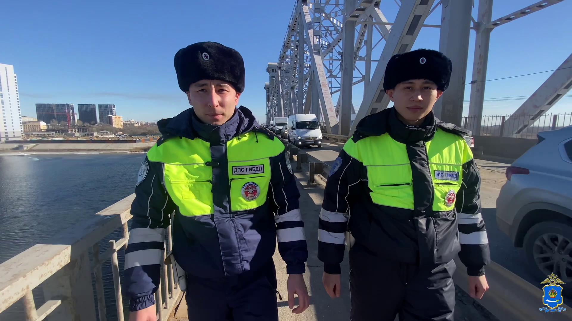 Автоинспекторы Астрахани уберегли девушку, стоявшую за парапетом моста, от необдуманного поступка