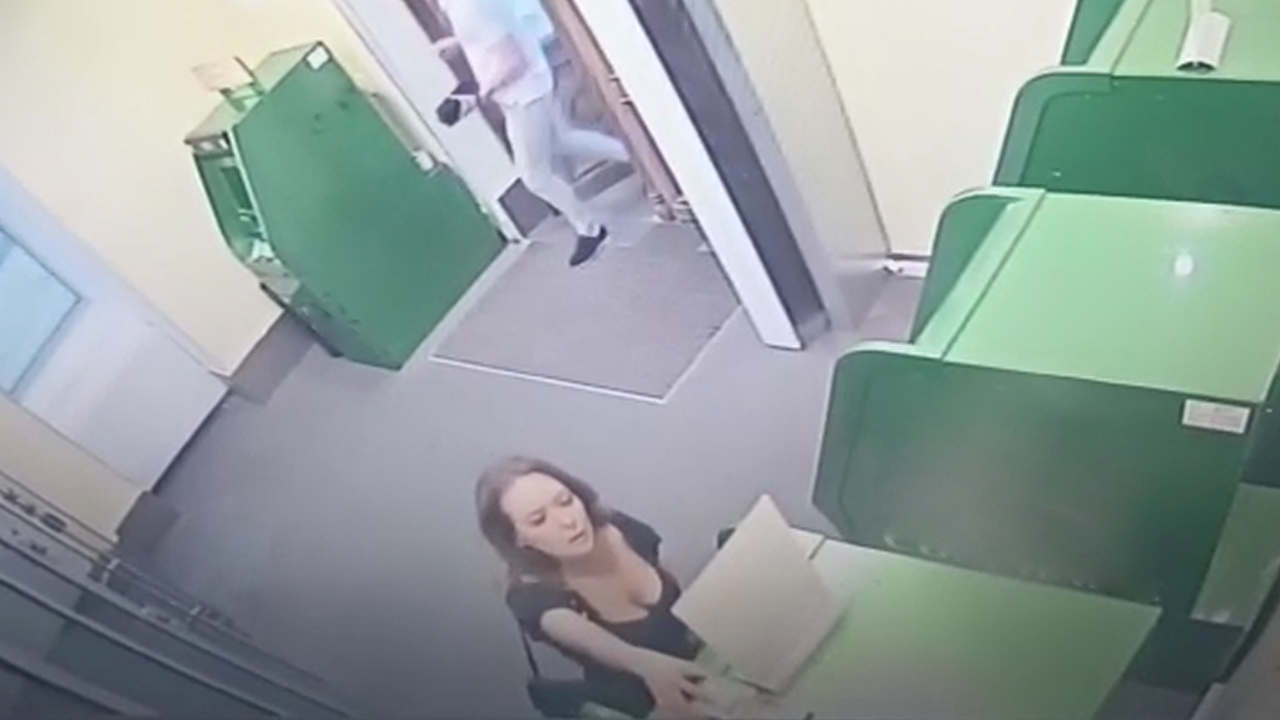 Московские оперативники задержали подозреваемую в краже 695 тысяч рублей