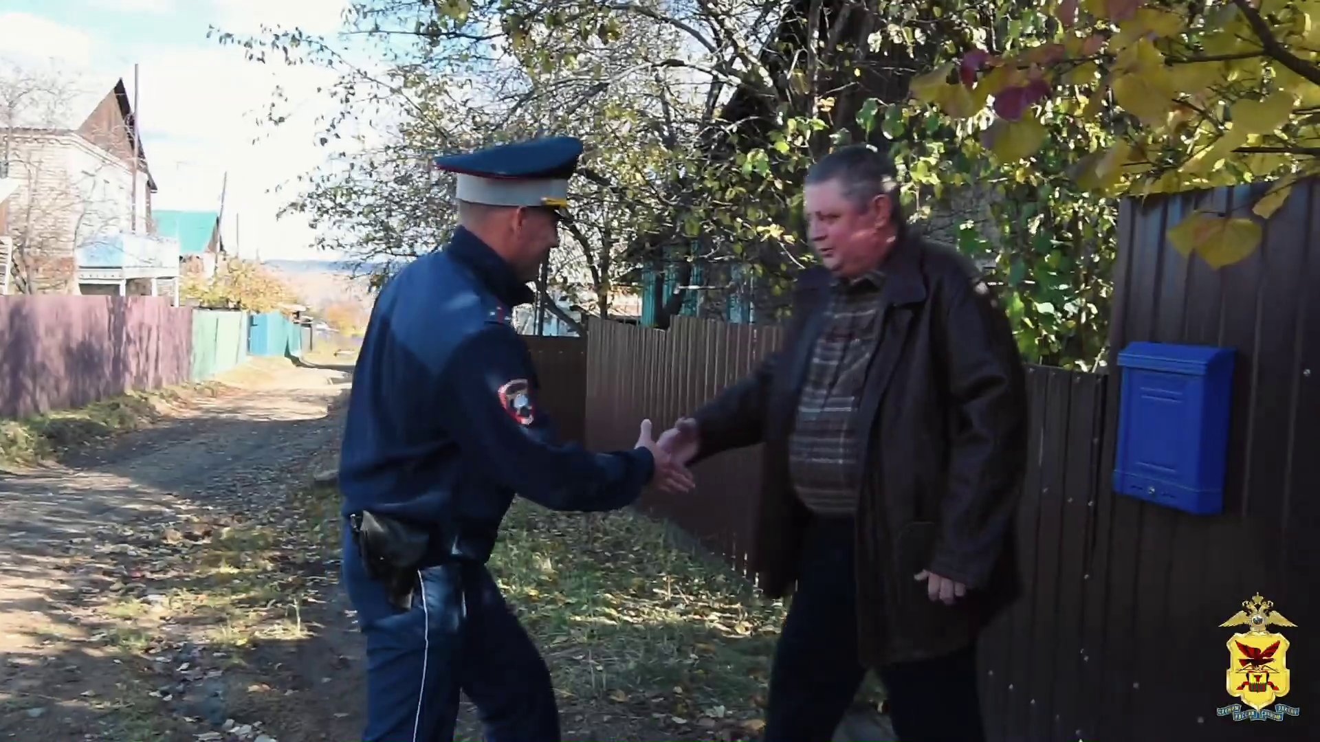 В Забайкалье сотрудники ДПС помогли перенесшему операцию водителю сменить колесо на его «Волге»