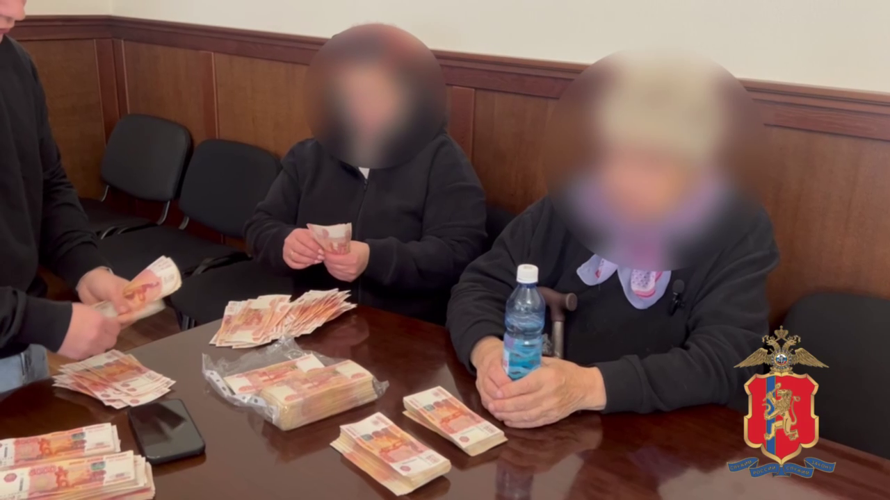 В Красноярске полицейские благодаря помощи таксиста вернули обманутой аферистами бабушке 4,7 млн рублей