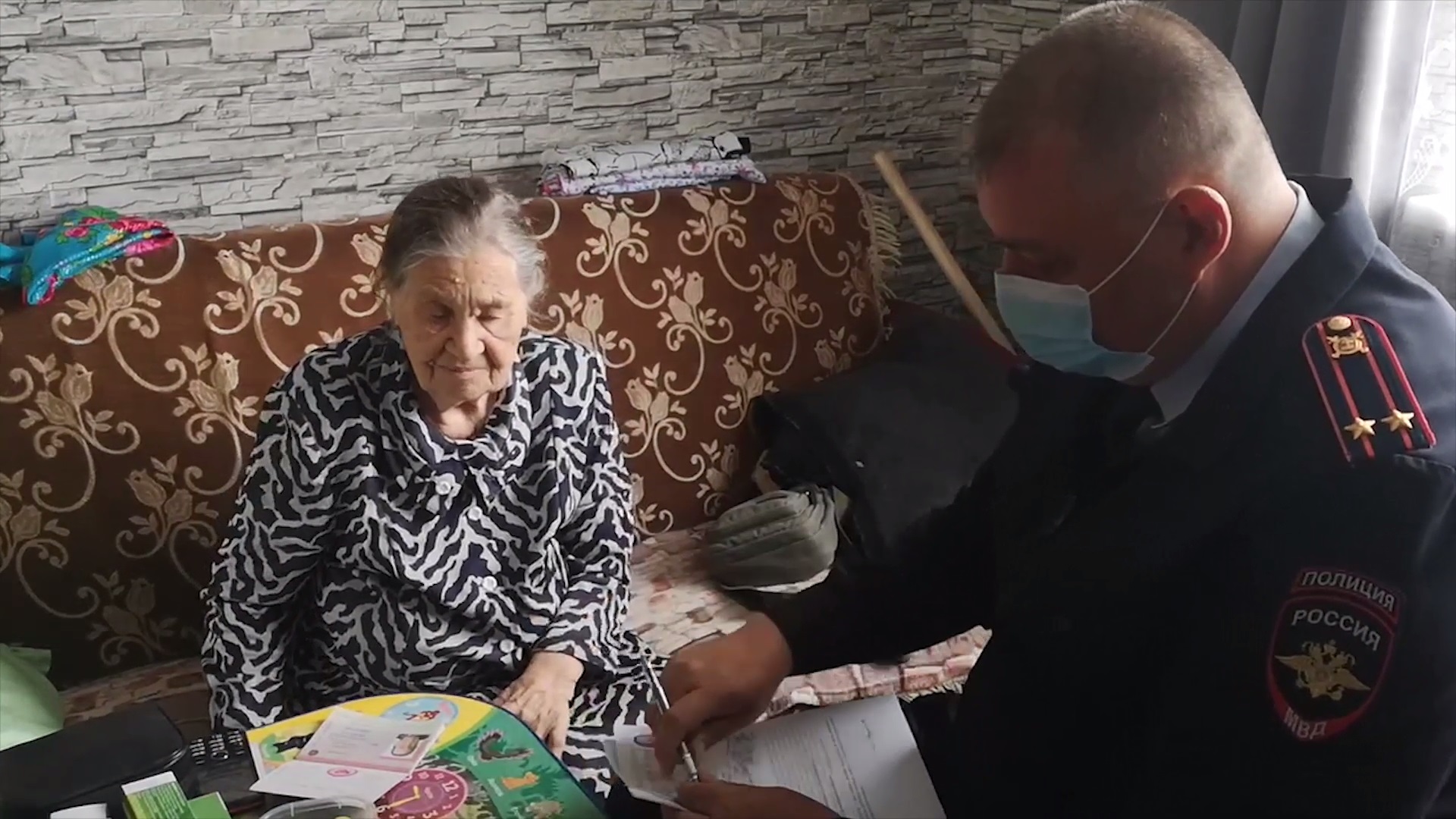 Омские полицейские выдали новые паспорта 30 гражданам, утратившим их из-за стихийных пожаров