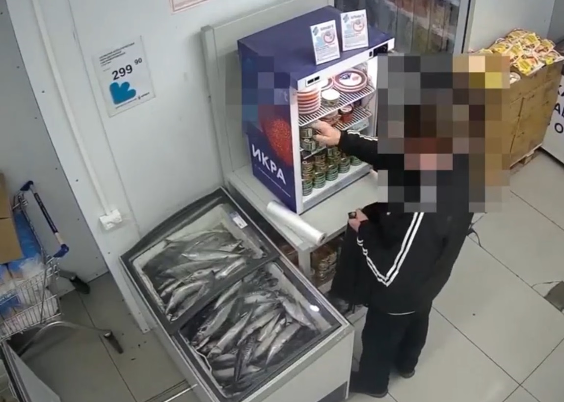 Задержанный в Саранске за кражу 36 банок красной икры вор распродал краденый деликатес на рынке
