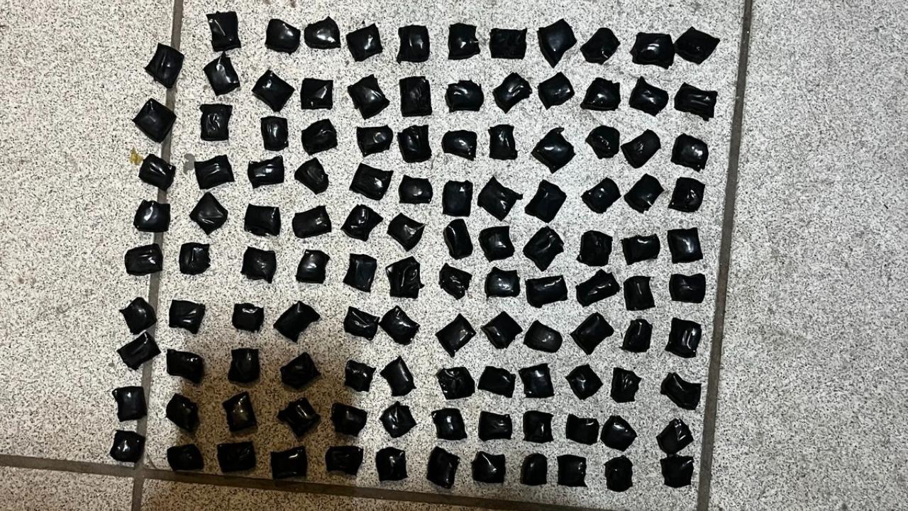 В Москве полиция задержала супругов, перевозивших героин в детской коляске, и трёх наркопоставщиков