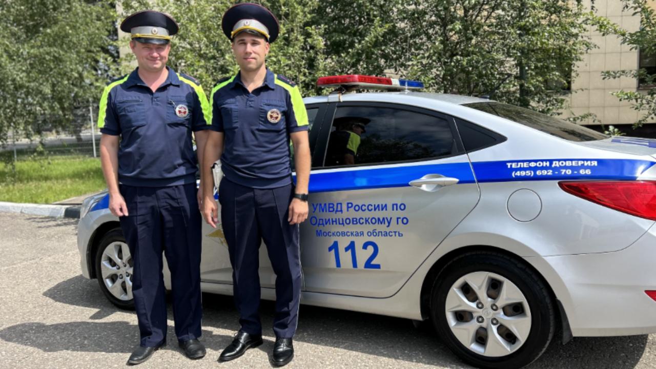 В Подмосковье автоинспекторы помогли молодой маме с двумя детьми, чья машина заглохла на перекрёстке