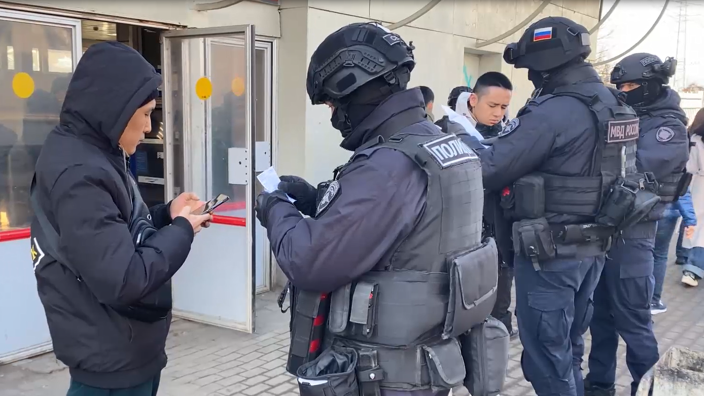 За один день на железнодорожной станции Фрязево в Подмосковье полицейские выявили 25 нелегалов
