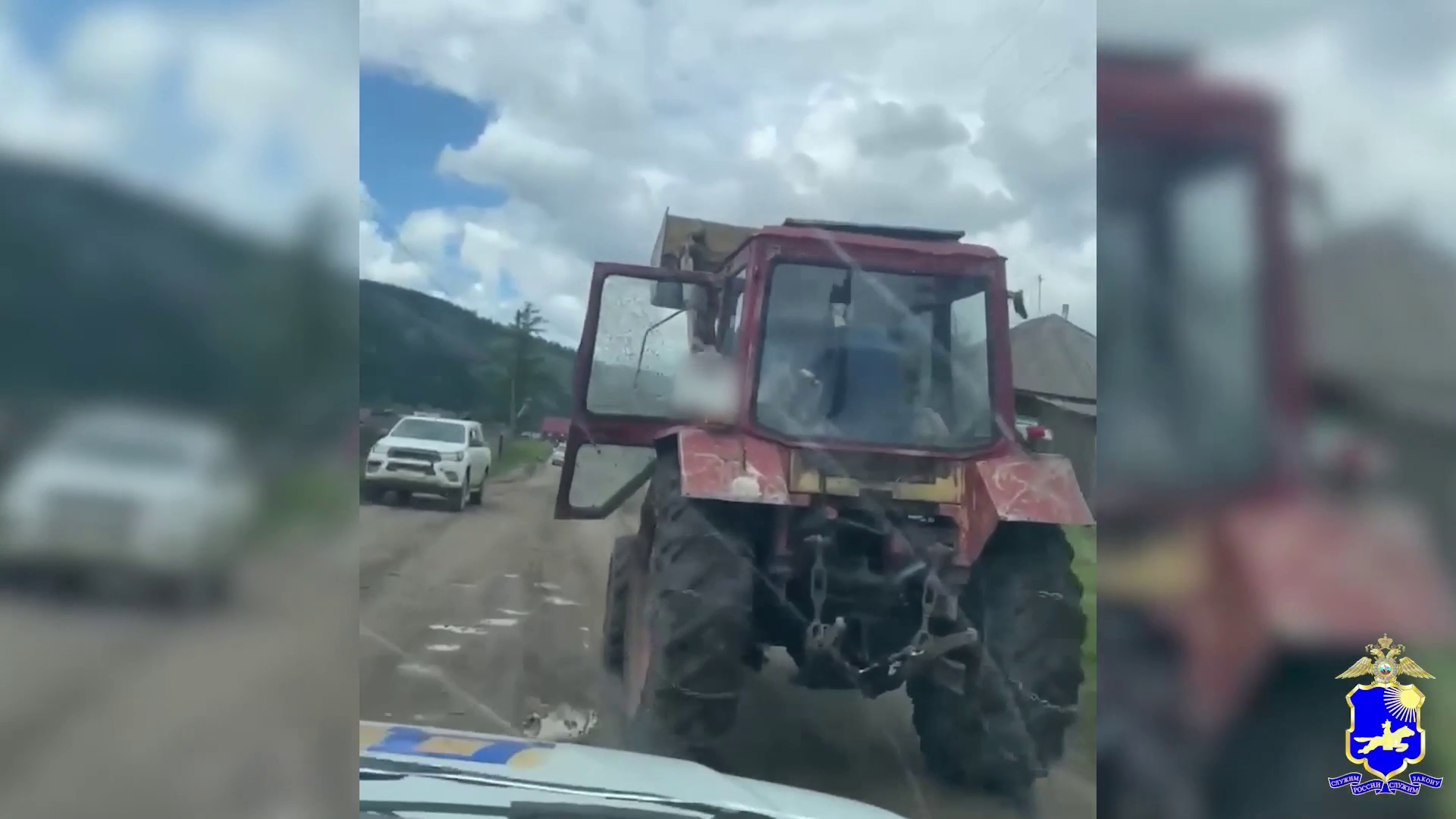 В Туве экипаж ДПС в ходе погони со стрельбой пресёк опасную поездку нетрезвого тракториста по улицам села