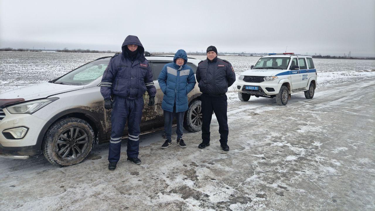 В Херсонской области автомобилисту из Севастополя полицейские помогли вызволить машину из кювета