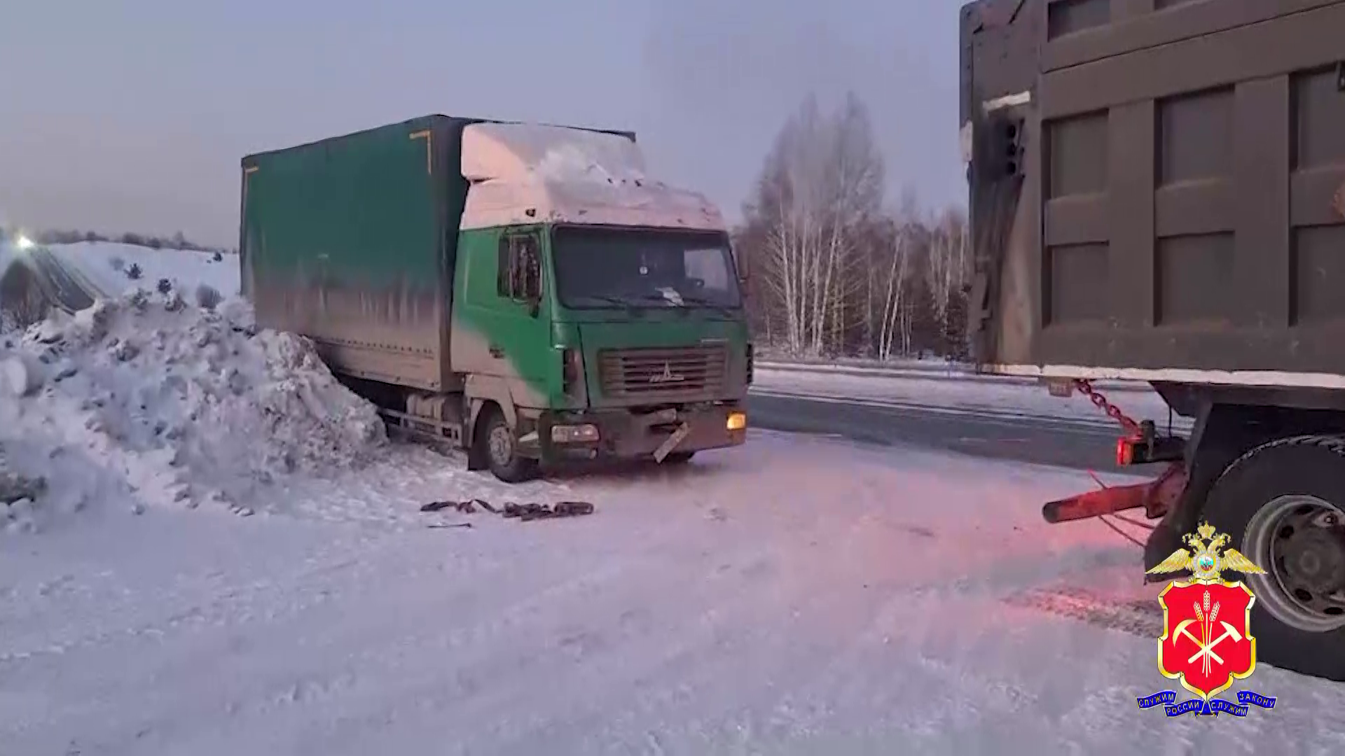 Автоинспекторы помогли водителю грузовика, которому стало плохо за рулём на трассе в Кузбассе