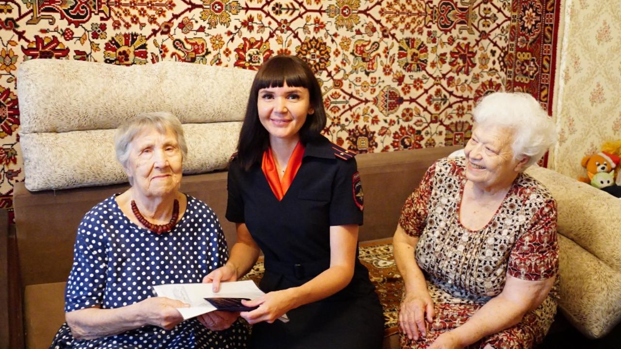 В Магнитогорске 96-летняя приезжая из Мариуполя получила разрешение на временное проживание