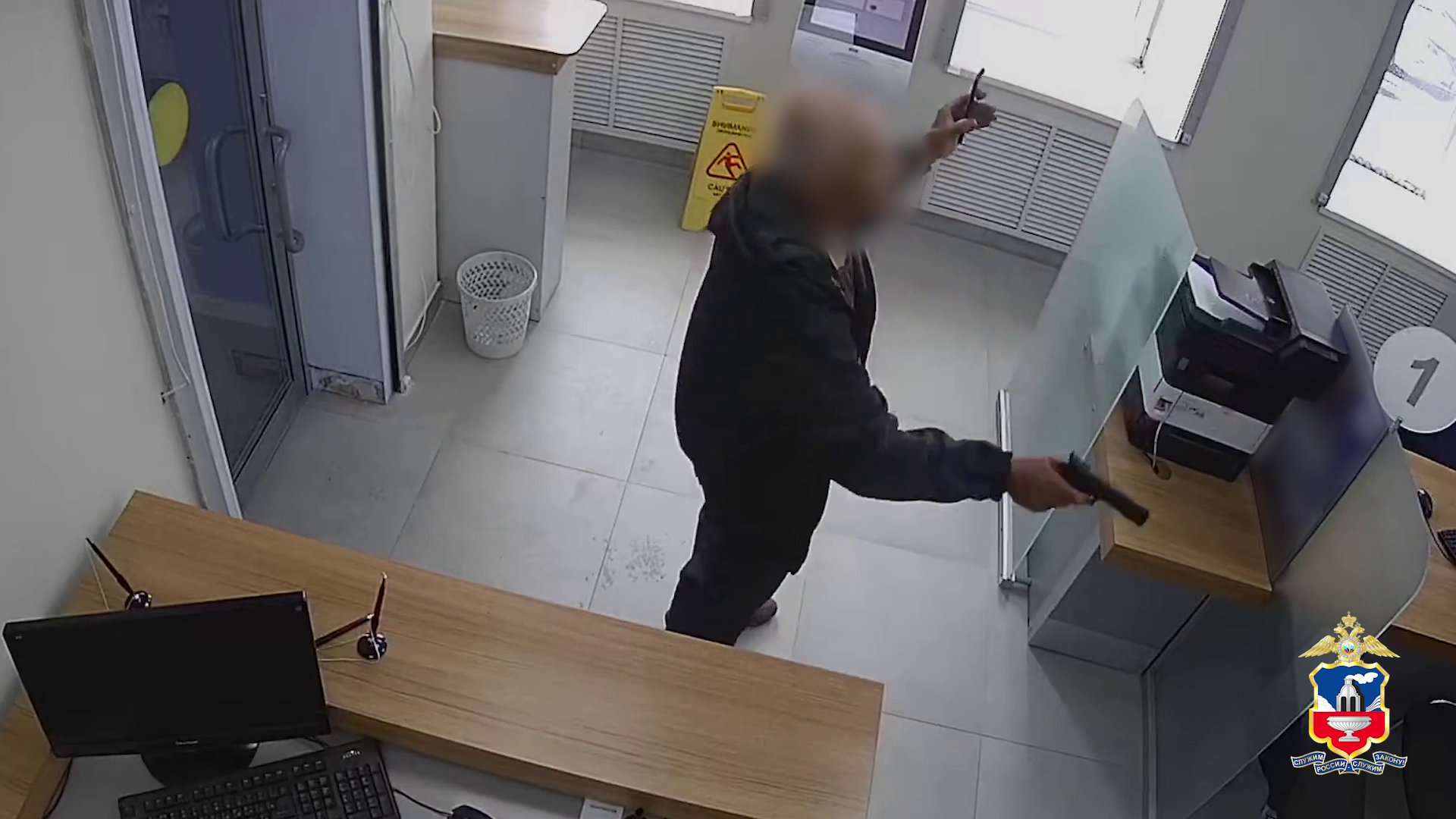 За разбойное нападение на банк в Алтайском крае осудят пенсионера, действовавшего по указке аферистов