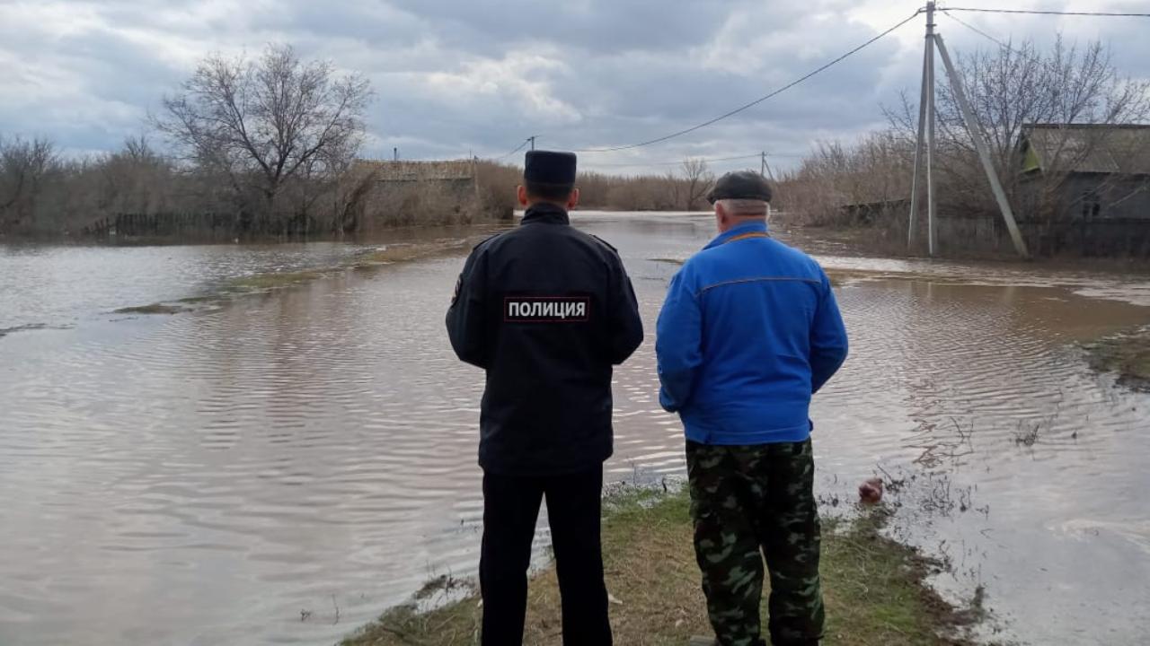 В Оренбургской области сотрудники полиции продолжают нести службу в зонах подтопления